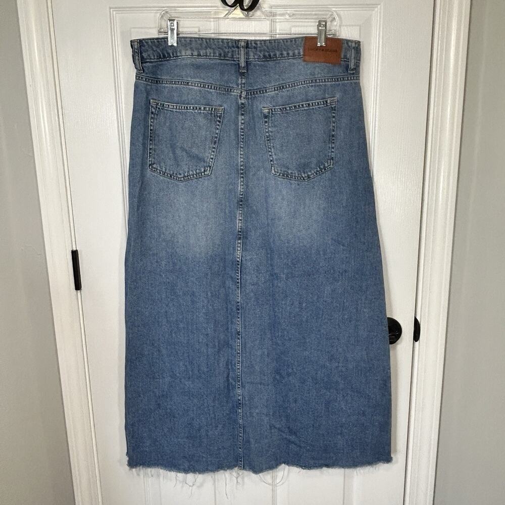 Lucky Brand Denim Maxi Skirt Size 14/32 Medium Wash Frayed Raw Hem Boho - Picture 3 of 11